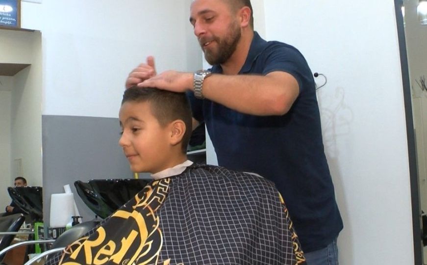 I ovo je BiH: Frizer iz Viteza već petu godinu prvačićima poklanja besplatno šišanje