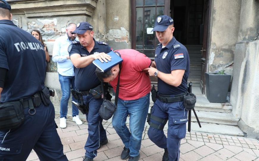Drama u Beogradu: Ušao u zgradu u centru grada, nožem izbo sljedbenike Prve Hristove crkve