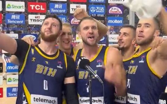 Nurkić podijelio snimak: Pogledajte kako košarkaški Zmajevi pjevaju nakon pobjede!