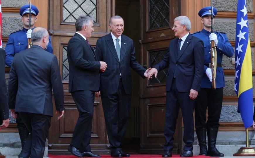 Erdogan stigao u Sarajevo: Evo kako je dočekan ispred Predsjedništva BiH