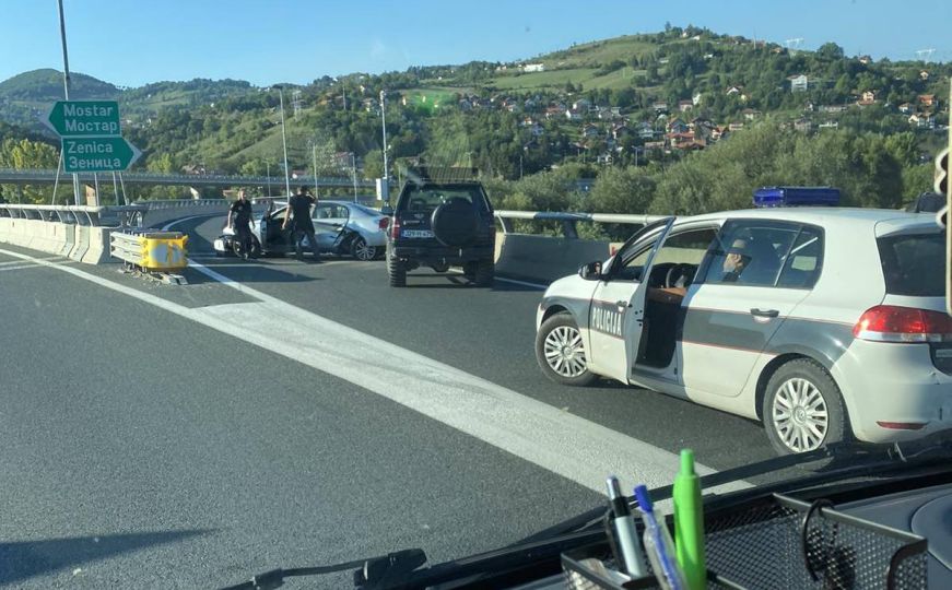Udes na autoputu kod Sarajeva: Vozač izgubio kontrolu, prevezen na KUM