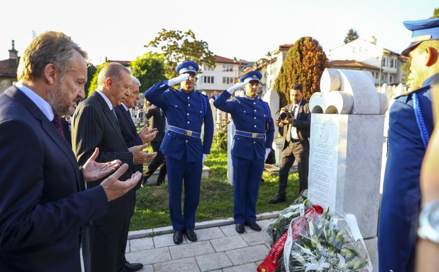 Erdogan proučio fatihu i položio cvijeće na mezar Alije Izetbegovića