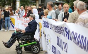 Počeli protesti ispred OHR-a u Sarajevu: Pogledajte prve fotografije