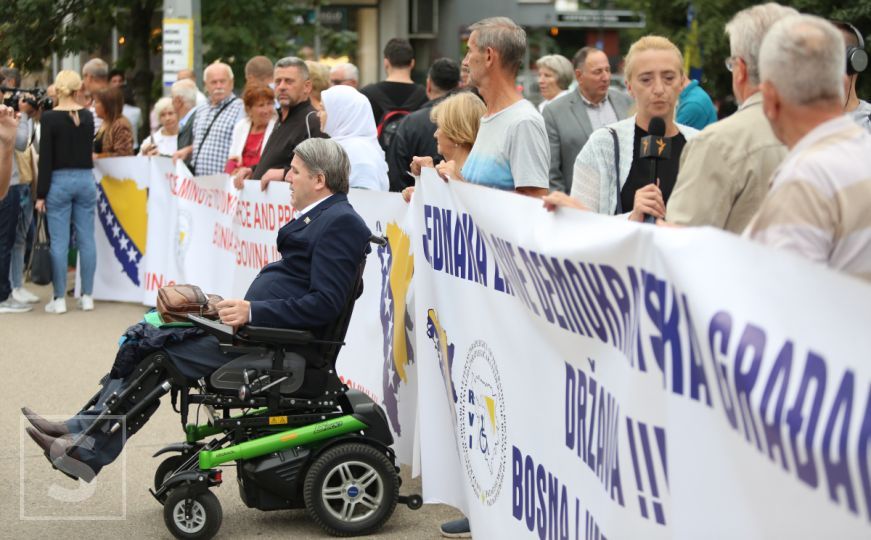 Počeli protesti ispred OHR-a u Sarajevu: Pogledajte prve fotografije