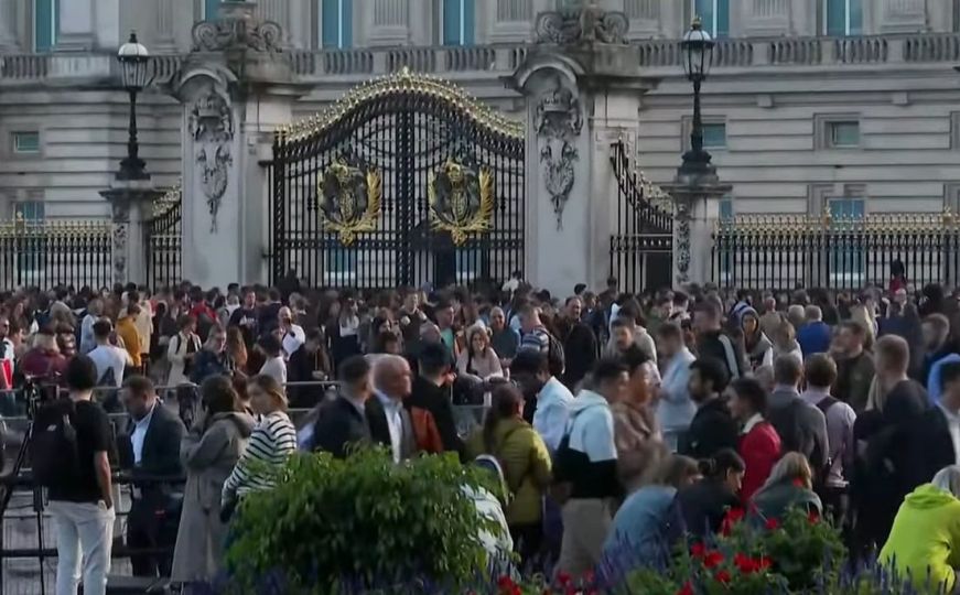 Pogledajte prizore ispred Buckinghamske palače: Tuga i suze na odavanju posljednje počasti Kraljici