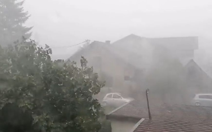 Olujno nevrijeme pogodilo sjever BiH: Vjetar i kiša nose sve pred sobom