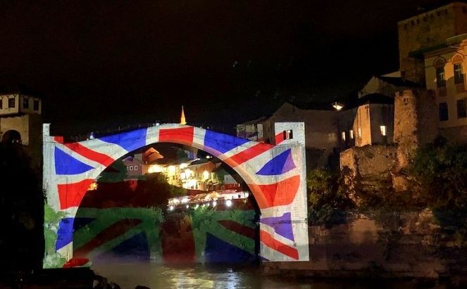 Stari most u bojama zastave Velike Britanije: "Poruke utjehe su nas ostavile bez daha"