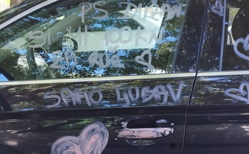 Romantika na Jadranu: Na automobilu ostavila poruku ispisanu ružem za usne