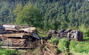 Nesreća u Kladnju: Prevrnuo se kamion koji je prevozio beton