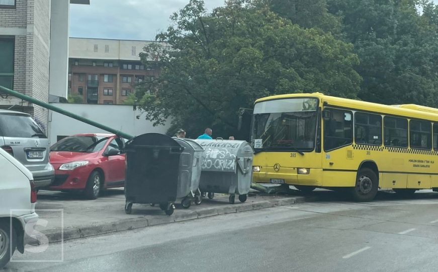Haos u Sarajevu: Autobus završio na trotoaru i udario u stub ulične rasvjete