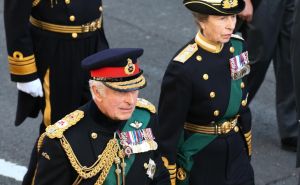 Škotska se oprašta od Elizabethe II: Kralj Charles III predvodi tužnu povorku