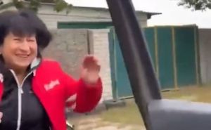 Ukrajinci oslobodili selo, a onda je majka ugledala sina: "Čekala sam te, znala sam da ćeš doći"