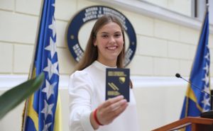 Najboljoj bh. plivačici Lani Pudar uručen diplomatski pasoš