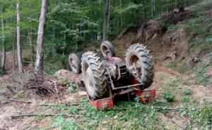 Tragedija kod Živinica: Muškarac poginuo u padu sa traktora