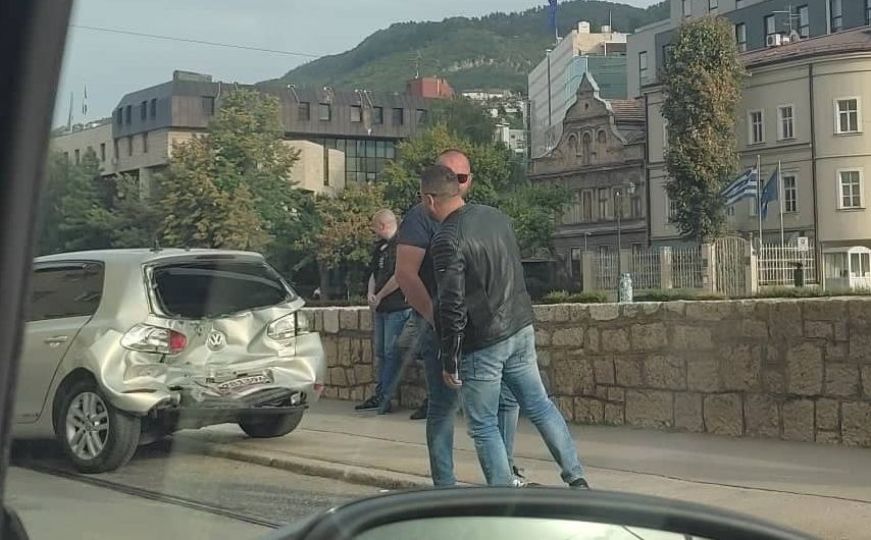 Saobraćajna nesreća u centru Sarajeva: Posla bilo za policiju i hitnu pomoć