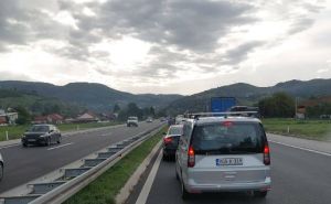 Vozači, oprez: Udes na autoputu kod Sarajeva, vozač prevezen na KCUS