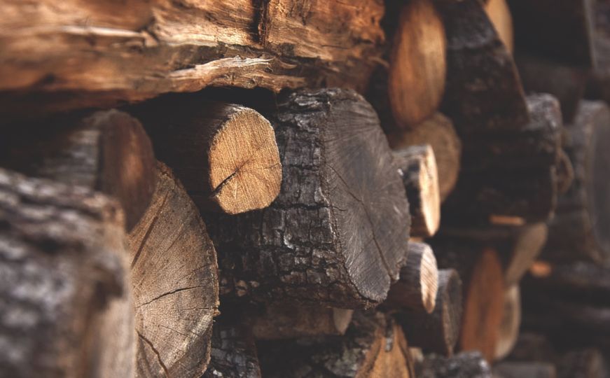 Drvoprerađivači u panici: Lageri su puni, a ogrjevno drvo kisne i propada?