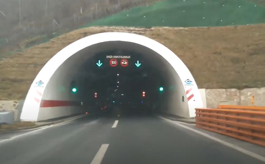 Još jedna nesreća na autoputu kod Sarajeva: Automobil udario u zaštitni zid tunela