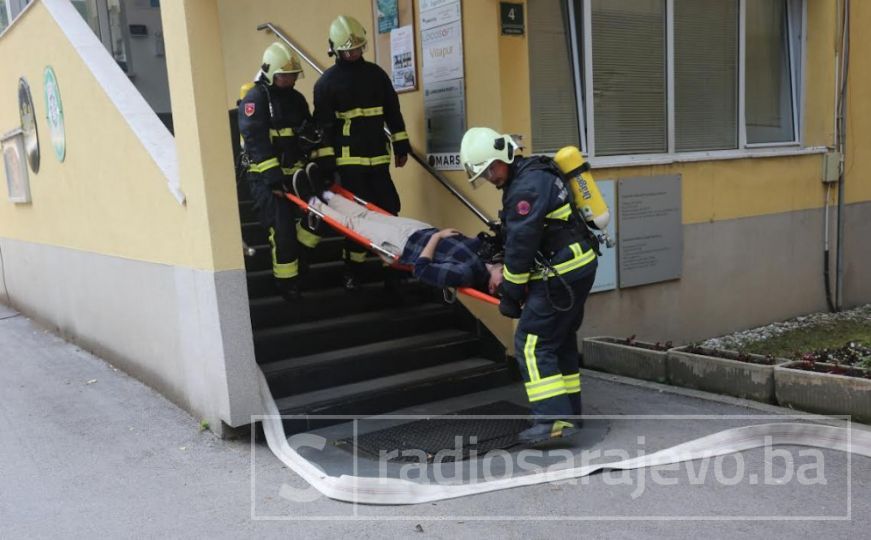 Požar na Čengić Vili: Izgorio ručak, vatrogasci na terenu bili sat vremena
