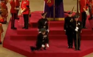 Otkriven rigorozan raspored kojeg se vojnik koji je čuvao lijes kraljice Elizabete morao pridržavati
