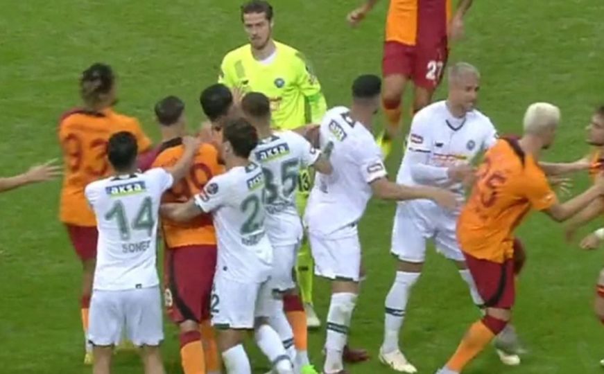 Bh. reprezentativac nasrnuo na zvijezdu Galatasaraya i dobio direktan crveni karton