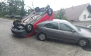 Udes u sarajevskom naselju Mojmilo: Jedan automobil završio na krovu