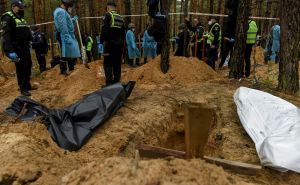 Novinarka na mjestu masovne grobnice: "Ovo tijelo je pripadalo 18-godišnjaku, bio je vezan i mučen"