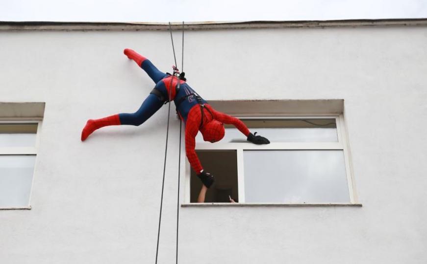 Možete li ovo u 60. godini? Francuski Spiderman se popeo na neboder od 48 spratova