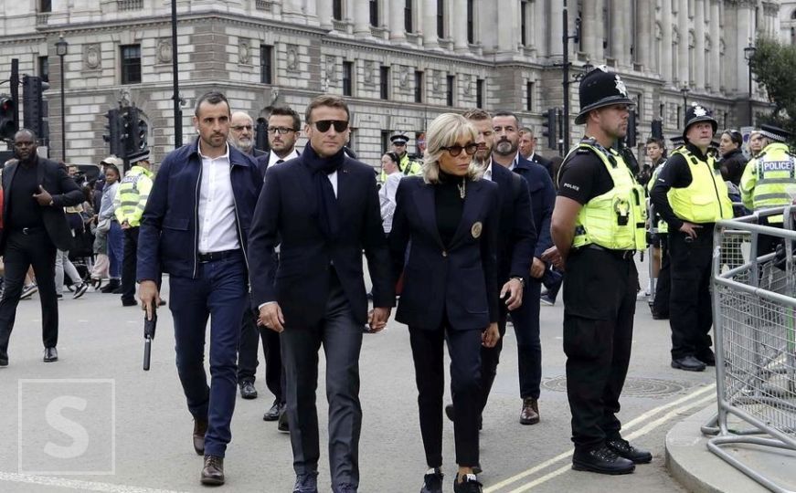 Emmanuel Macron sa suprugom na udaru kritika zbog toga kako su došli na oproštaj od kraljice
