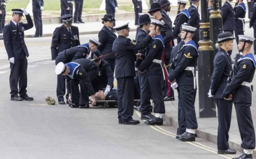 Incident na sahrani kraljice Elizabete: Policajca odnijeli na nosilima