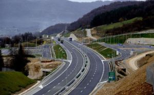 Nezgoda na autoputu kod Sarajeva, jedna osoba povrijeđena