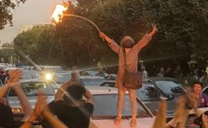 Nastavljene demonstracije u Iranu: Žene pale svoje marame u prkosnom činu protesta
