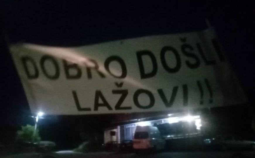 Plakat političarima u selu pored Breze "dobrodošli lažovi"  uklonjen, ali bit će postavljen opet