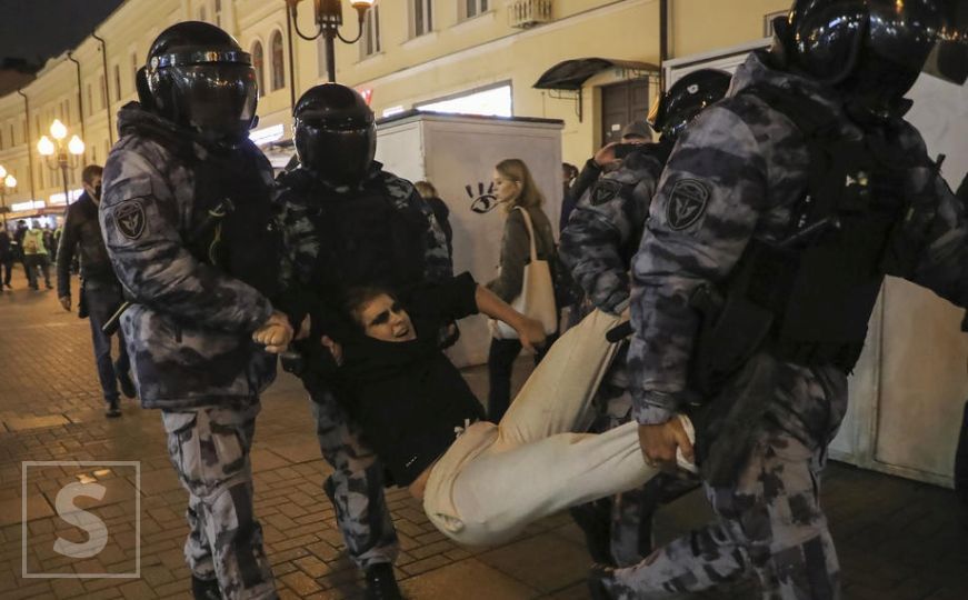 Pogledajte snimke s protesta u Rusiji: Uhapšeno 1.300 ljudi, nepregledne kolone na granicama