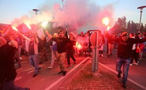Uzavrela atmosfera uoči utakmice BiH - Crna Gora: Viju se zastave, planule su i prve baklje