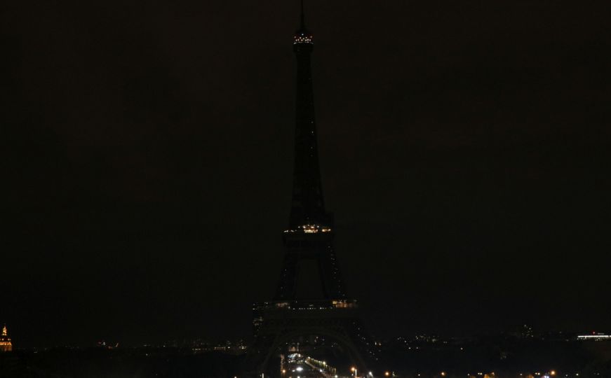Simbol Pariza: Eiffelov toranj zbog uštede gasi svjetla sat vremena ranije