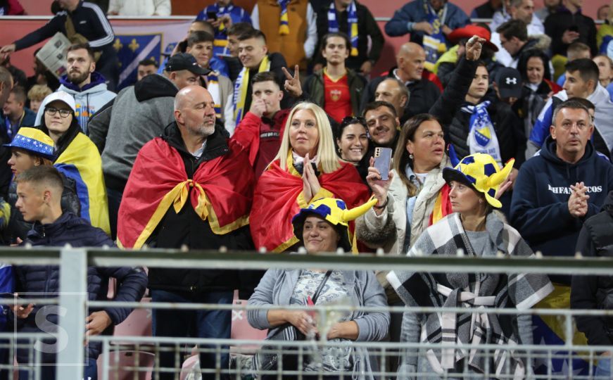 Pogledajte kako navijači BiH i Crne Gore nakon meča pjevaju zajedno: 'Ko ne skače, mrzi Bosnu'