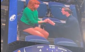 Mladić na košarkašoj utakmici zaprosio djevojku, ali...