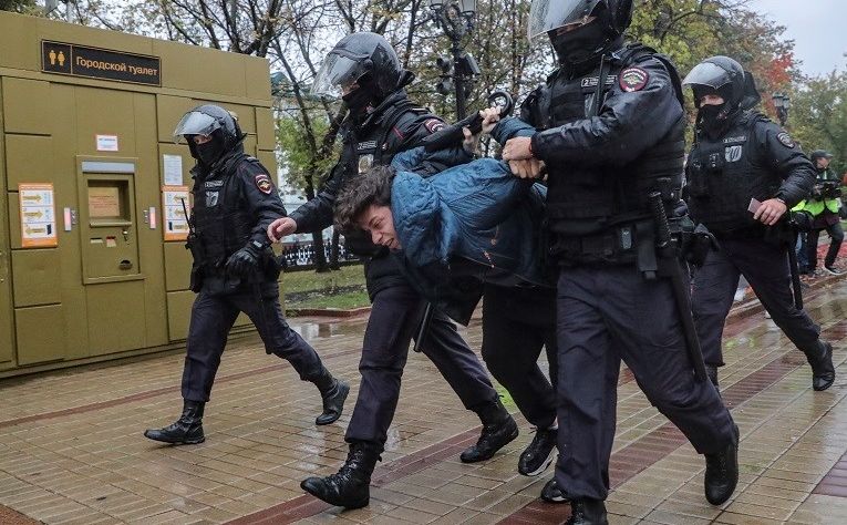 Kremlj: Nije donesena odluka o zatvaranju granice zbog mobilizacije