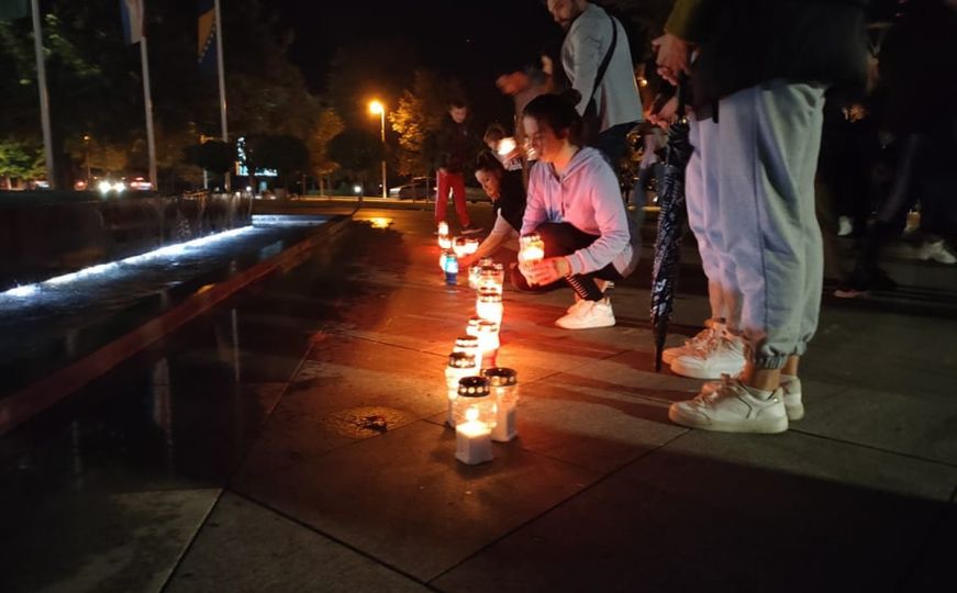 Svijeće i tiha molitva: Mostarci se opraštaju od tragično stradale porodice Krstić