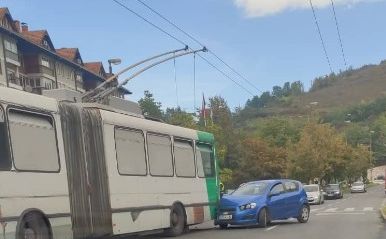 Nesreća na Dobrinji: Automobil udario u trolejbus, povrijeđen putnik