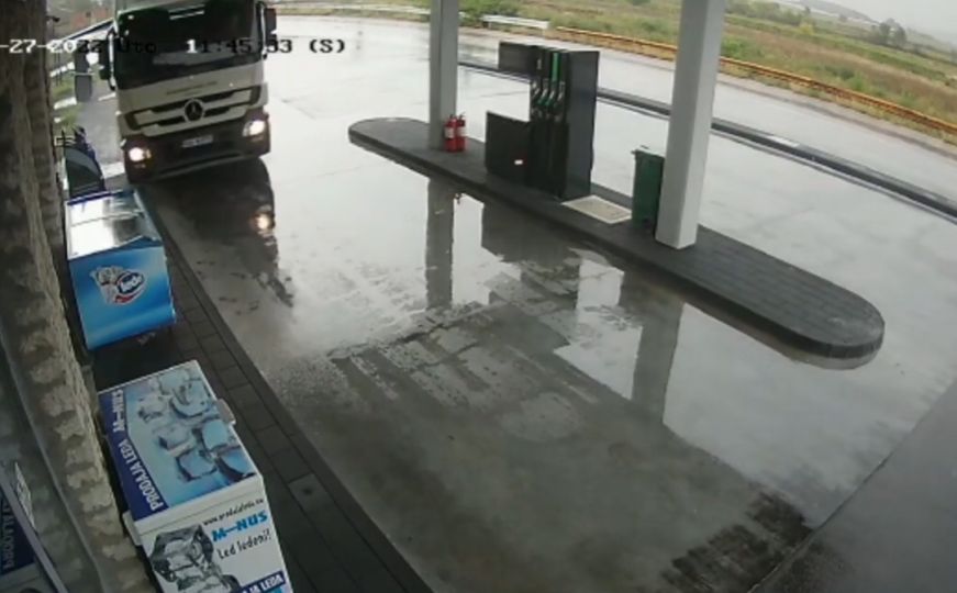 Dramatičan snimak s benzinske pumpe u BiH: Kamion se zabio u frižider, tragedija izbjegnuta za dlaku