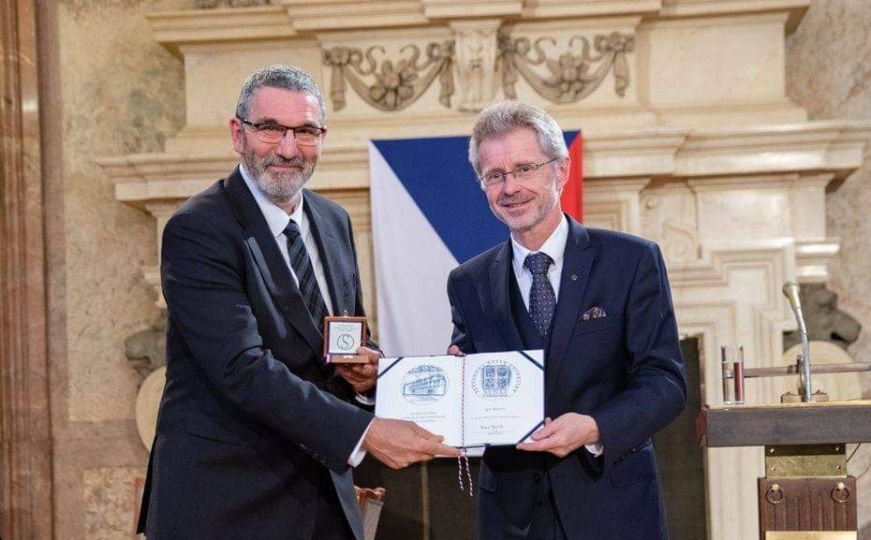 Humanitarac koji je slao hranu u opkoljeno Sarajevo odlikovan medaljom češkog Senata