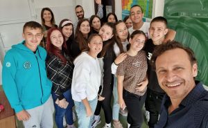 Enis Bešlagić posjetio srednju školu u Srebrenici i družio se s učenicima