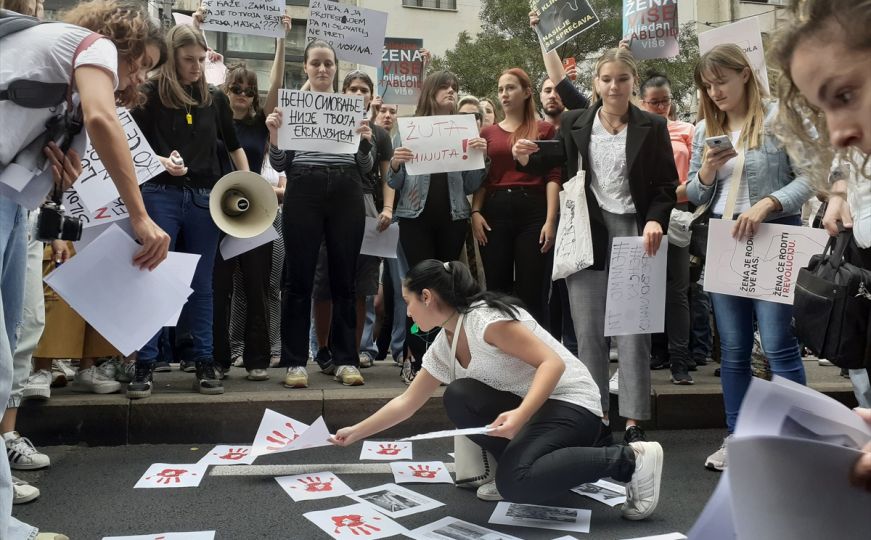 U Beogradu novi protest ispred redakcije Informera: 'Njeno silovanje nije tvoja ekskluziva'