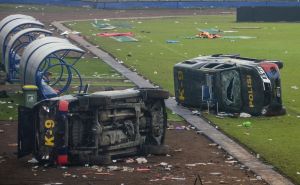 Užasne scene iz Indonezije: U navijačkim neredima poginulo najmanje 127 ljudi