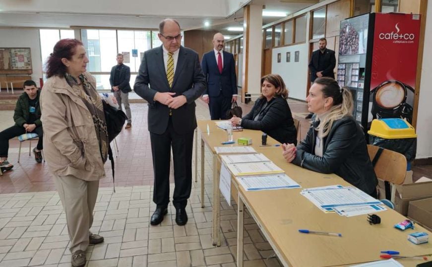 Christian Schmidt obišao biračko mjesto u Istočnom Sarajevu: 'Naredni mjesec će biti odlučujući'