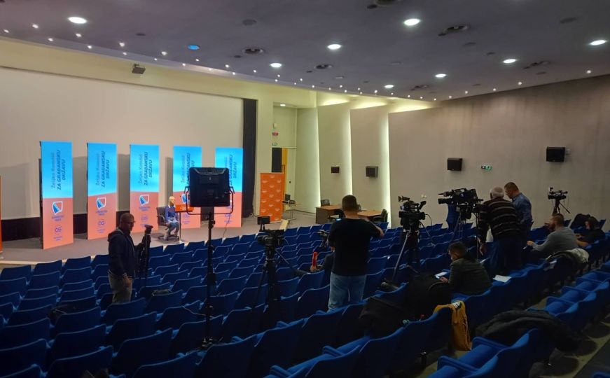 Radiosarajevo.ba na mjestu događaja: Brojne novinarske ekipe u izbornom štabu DF-a
