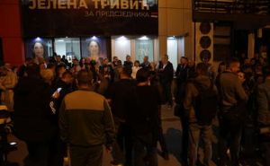Ispred PDP-a se slavi navodni poraz Milorada Dodika: Ori se poznata pjesma