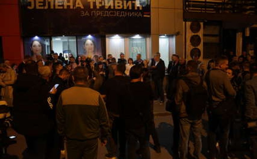 Ispred PDP-a se slavi navodni poraz Milorada Dodika: Ori se poznata pjesma